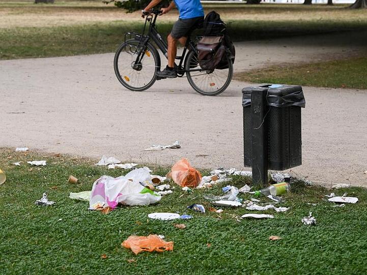 Wie hier in einem Berliner Park liegt in deutschen Städten viel Plastik- und Verpackungsmüll herum.