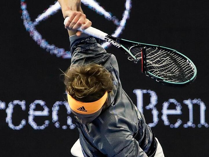 Alexander Zverev zerschlägt seinen Schläger und hat den Einzug ins Finale des ATP-Turniers in Peking verpasst.