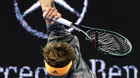 Alexander Zverev zerschlägt seinen Schläger und hat den Einzug ins Finale des ATP-Turniers in Peking verpasst.