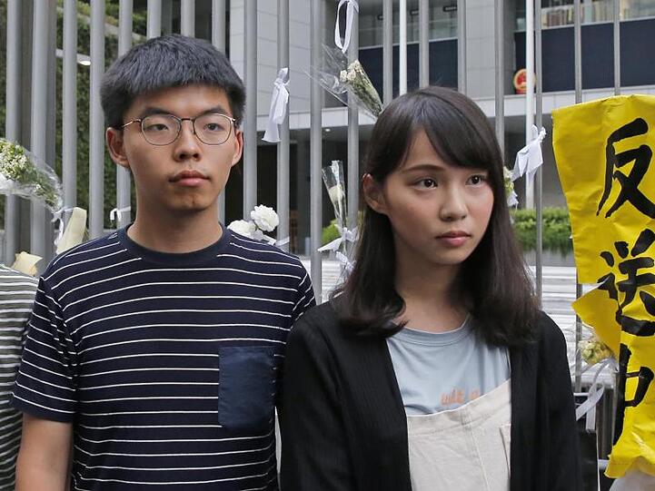 Joshua Wong (l) und Agnes Chow wird vorgeworfen, andere zur Teilnahme an einer illegalen Versammlung in Hongkong am 21. Juni animiert und selbst daran teilgenommen zu haben.