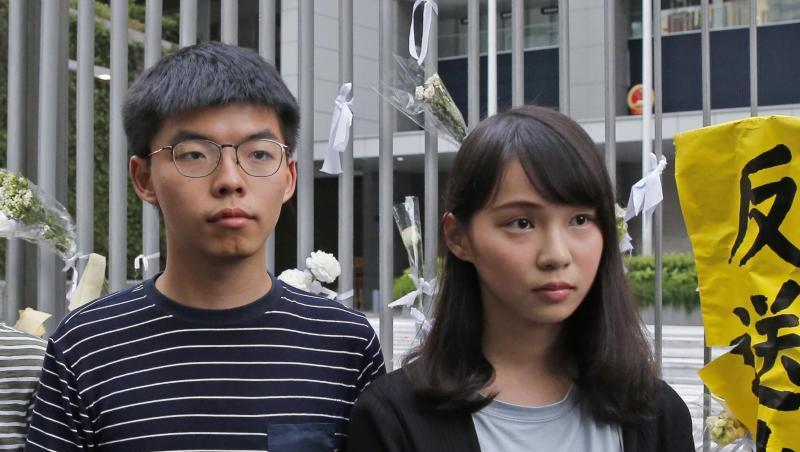 Joshua Wong (l) und Agnes Chow wird vorgeworfen, andere zur Teilnahme an einer illegalen Versammlung in Hongkong am 21. Juni animiert und selbst daran teilgenommen zu haben. Joshua Wong (l) und Agnes Chow wird vorgeworfen, andere zur Teilnahme an einer illegalen Versammlung in Hongkong am 21. Juni animiert und selbst daran teilgenommen zu haben.
