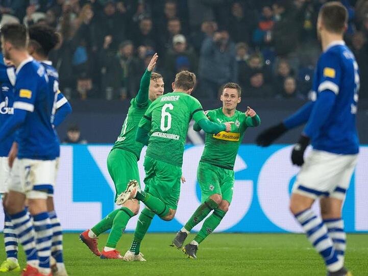 Mönchengladbachs Christoph Kramer (M) jubelt über seinen Treffer zum 1:0.