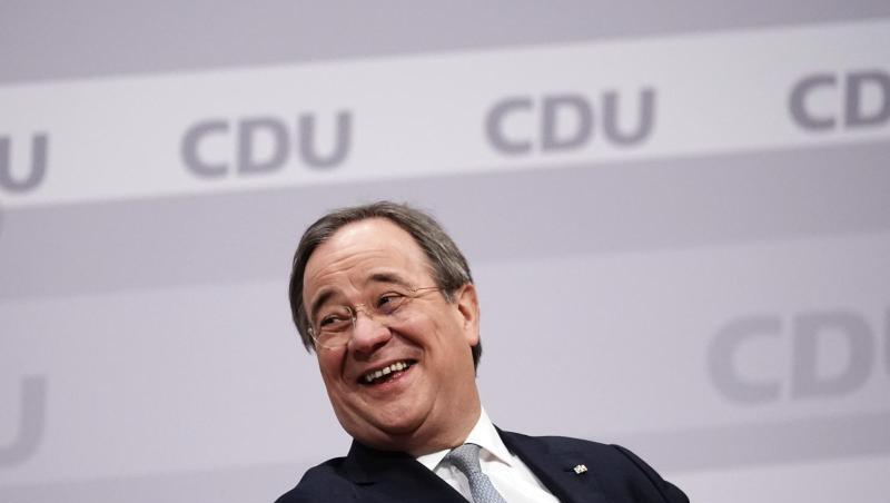 Der neue Parteivorsitzende Armin Laschet sitzt beim digitalen CDU-Bundesparteitag auf dem Podium.