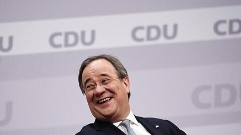 Der neue Parteivorsitzende Armin Laschet sitzt beim digitalen CDU-Bundesparteitag auf dem Podium.