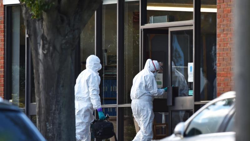 Beamte der Spurensicherung sind am Tatort im Einsatz.