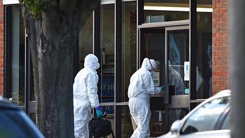 Beamte der Spurensicherung sind am Tatort im Einsatz.