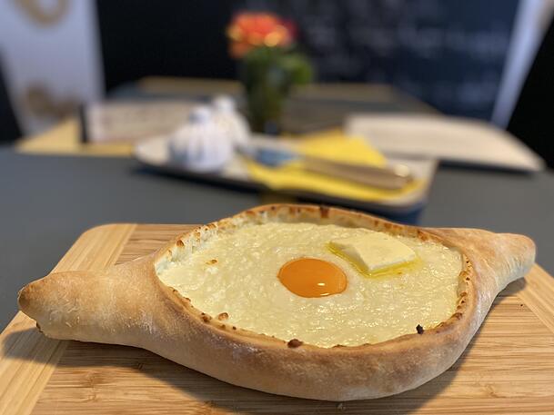 Adjaruli ist schlicht, aber sehr sättigend. Die Mischung aus Käse, Butter und Ei hat's in sich.