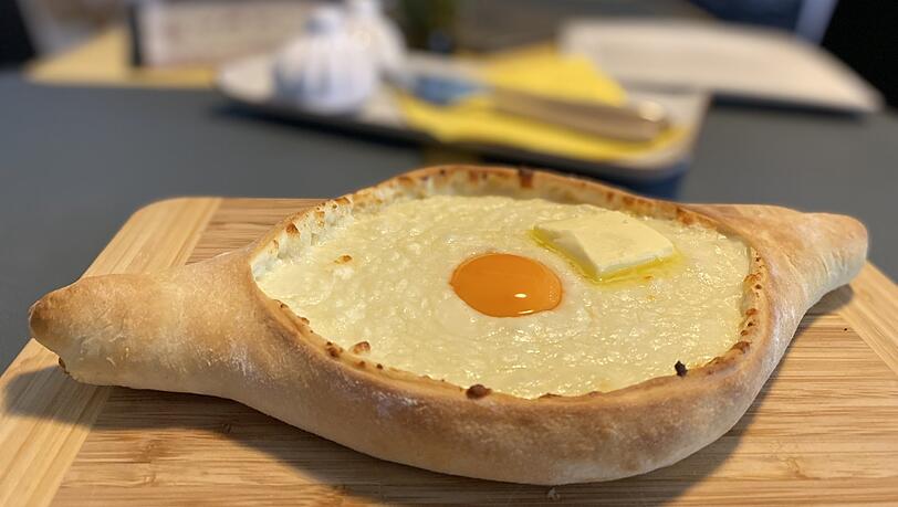 Adjaruli ist schlicht, aber sehr sättigend. Die Mischung aus Käse, Butter und Ei hat's in sich. Adjaruli ist schlicht, aber sehr sättigend. Die Mischung aus Käse, Butter und Ei hat's in sich.