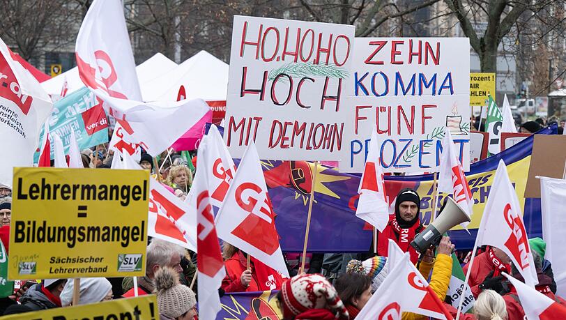 Bei der bisher letzten Tarrufrunde vor zwei Jahren verliehen Lehrkräfte und Hochschulbeschäftigte ihrer damaligen Forderung nach 10,5 Prozent mehr Gehalt mit Aktionen und Warnstreiks Nachdruck, hier in Dresden. (Archivfoto)