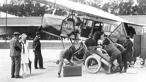 Die am 6. Januar 1926 in Berlin gegr&uuml;ndete Deutsche Luft Hansa AG er&ouml;ffnete am 6. April 1926 ihren Linienflugverkehr vom Flughafen Berlin-Tempelhof mit einem Fokker-Grulich Hochdecker &uuml;ber Halle-Erfurt-Stuttgart nach Z&uuml;rich.