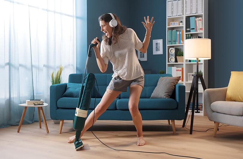 Nicht zu unterschätzen ist die psychische Wirkung des Aufräumens und Putzens. Genau genommen reinigen wir oft nicht nur unsere Wohnung, sondern zugleich unsere Seele. "I clean until I feel better again," beschreibt die Lifestyle-Influencerin @following__edyta diesen Effekt. Putzen wirkt ein bisschen wie Meditieren. Außerdem kann man sich in einer sauberen Umgebung besser konzentrieren. Nicht zu unterschätzen ist die psychische Wirkung des Aufräumens und Putzens. Genau genommen reinigen wir oft nicht nur unsere Wohnung, sondern zugleich unsere Seele. "I clean until I feel better again," beschreibt die Lifestyle-Influencerin @following__edyta diesen Effekt. Putzen wirkt ein bisschen wie Meditieren. Außerdem kann man sich in einer sauberen Umgebung besser konzentrieren.