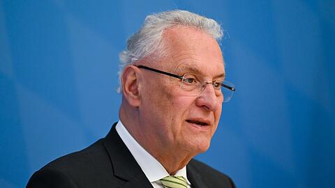Innenminister Joachim Herrmann ehrt 22 Menschen f&uuml;r ihre Verdienste um die Innere Sicherheit. (Archivbild)