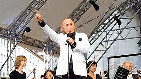 Der Dirigent David Stahl bei einem Open-Air-Konzert im Sommer 2008 vor dem Theater am Gärtnerplatz.