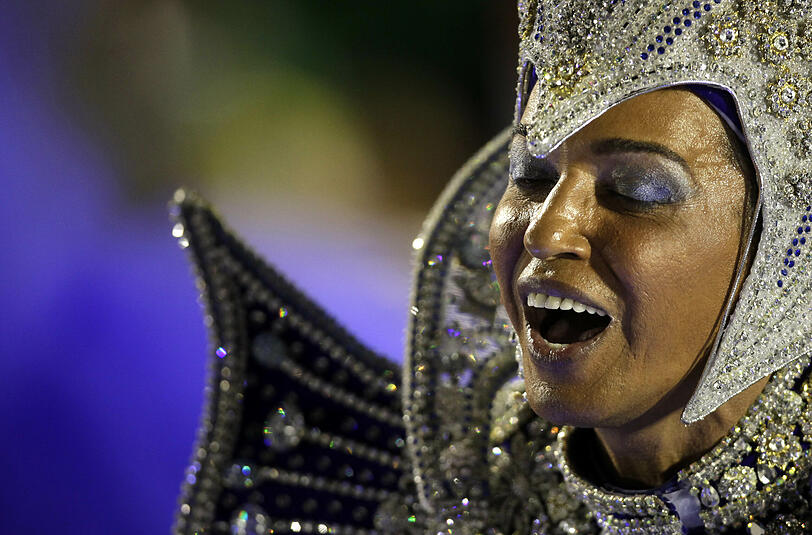 Nackte Haut, Samba und bunte Farben: Promis amüsieren sich in Rio. Mit dabei: Pamela Anderson, Gisele Bündchen, Fußball-Star Ronaldinho und Schauspieler Jude Law