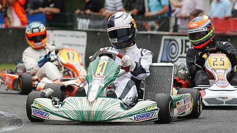 Das Kart-Duell der Formel-1-Weltmeister: Michael Schumacher fuhr seinem Kollegen Sebastian Vettel davon. Spaß hatten alle. Die besten Bilder aus Kerpen...