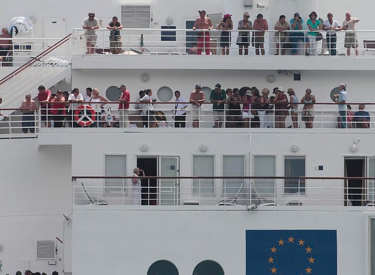 Da es auf dem Urlaubsschiff keinen Strom gab, mussten die Passagiere die Fahrt über den Indischen Ozean seit Montag bei tropischer Hitze ohne Klimaanlage überstehen.