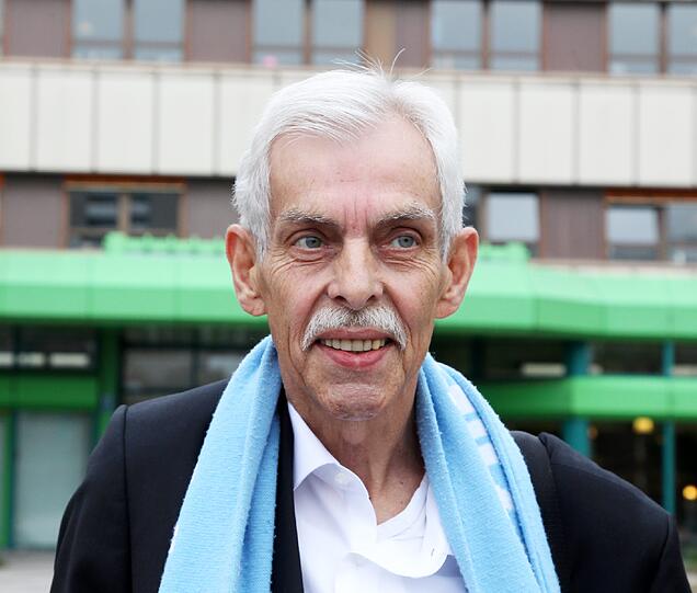Löwen-Präsident Dieter Schneider vor dem Klinikum Bogenhausen. Am Freitag wurde er wieder entlassen, nachdem er am Mittwoch in der Arena einen Schwächeanfall erlitten hatte.