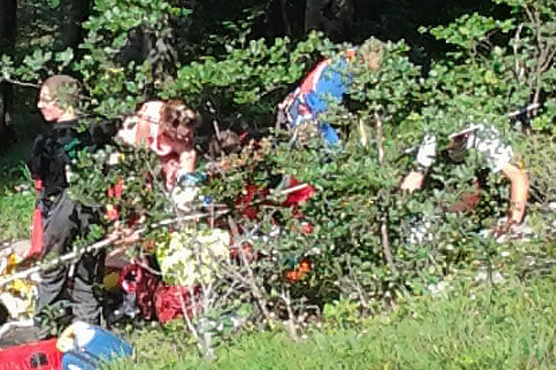 80 Meter tief stürzt ein Lastwagen nahe Bayrischzell den Hang hinab. Der Fahrer (42) fliegt auf halber Höhe aus dem 7,5-Tonner und wird schwer verletzt.
