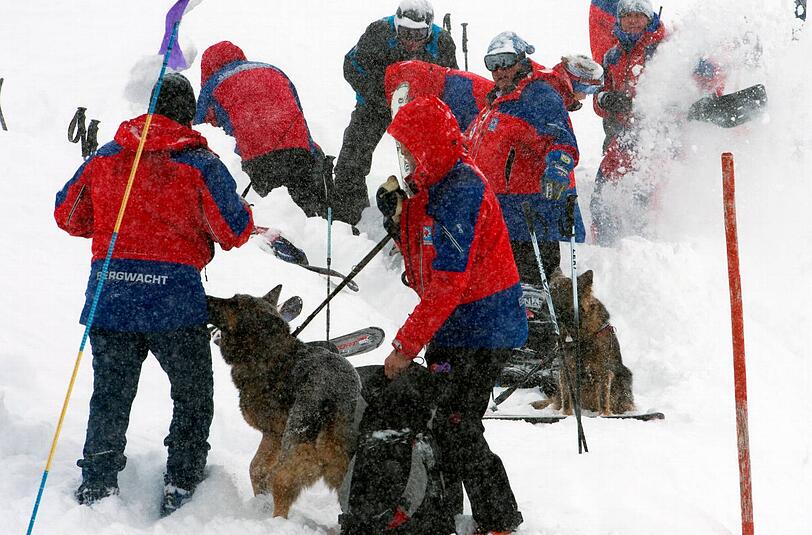 Unterhalb der Alpspitze: Bergretter arbeiten sich durch die abgegangene Lawine am Osterfelderkopf.