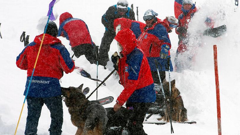 Unterhalb der Alpspitze: Bergretter arbeiten sich durch die abgegangene Lawine am Osterfelderkopf.