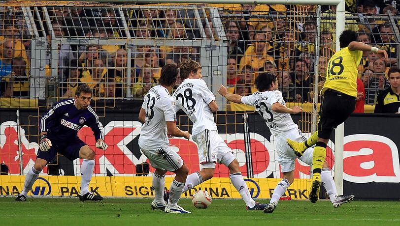 03.10.2010 - Der Beginn einer "schwarzen" Serie &ndash; Abgesehen vom Sieg im Liga-Cup zu Beginn dieser Spielzeit 2012/2013, konnte der FC Bayern seit über drei Jahren nicht mehr gegen Dortmund gewinnen. Hier kommen Badstuber, Pranjic und Gomez zu spät gegen Barios. Endstand in dem Bundesligaspiel in NRW, 2:0 für Dortmund