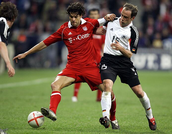 7 MICHAEL BALLACK (kam 2002 von Bayer Leverkusen): Der Capitano, damals mit sechs Millionen Euro recht günstig, wurde sofort zum Fixpunkt im Mittelfeld, startete mit sieben Toren und vier Vorlagen in der Hinrunde richtig durch (am Saisonende 26 Tore/10 Torvorlagen).