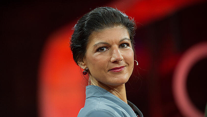 Sahra Wagenknecht: "Ich würde mir wünschen, dass auch die deutsche Bevölkerung zu wichtigen Problemen befragt würde – auch zu der ganzen sogenannten Rettungspolitik". Sahra Wagenknecht: "Ich würde mir wünschen, dass auch die deutsche Bevölkerung zu wichtigen Problemen befragt würde – auch zu der ganzen sogenannten Rettungspolitik".