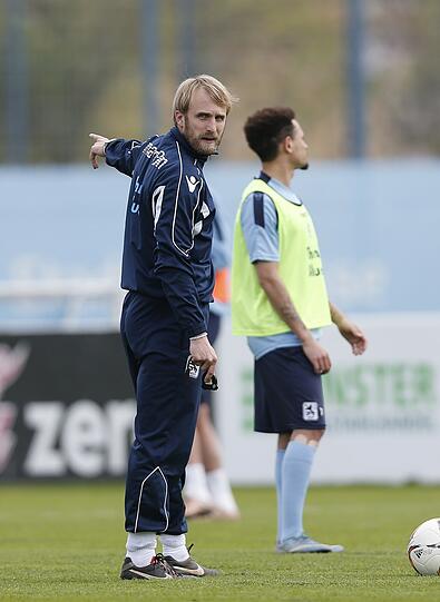 Er packte sofort mit an: Daniel Bierofka soll als Nachfolger von Benno Möhlmann den abstiegsgefährdeten TSV 1860 vor dem Abstieg in die Drittklassigkeit bewahren. Die Bilder.