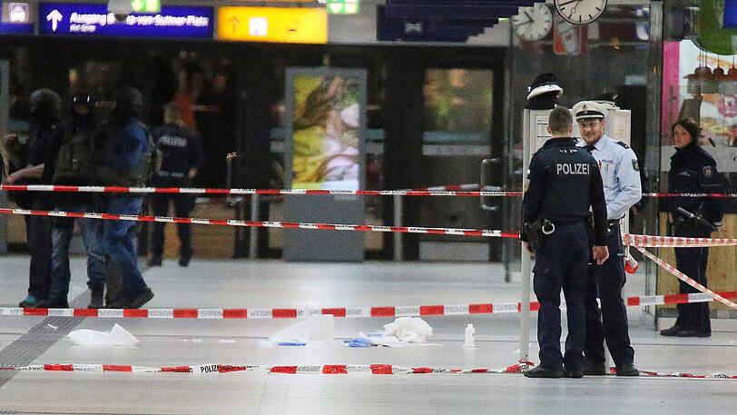 Polizeibeamte sperren den Tatort im Hauptbahnhof von Düsseldorf (Nordrhein-Westfalen) ab. Ein mit einer Axt bewaffneter Mann hatte im Hauptbahnhof mehrere Menschen verletzt.