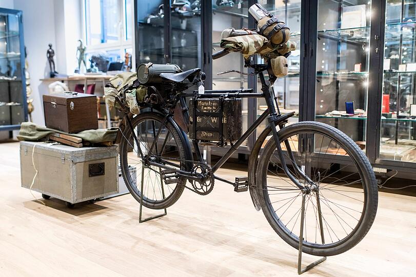 Ein Truppenfahrrad der Wehrmacht mit der Bezeichnung "Bergrador".