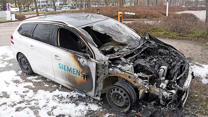 Ausgebrannter Firmenwagen auf dem Siemens-Parkplatz in Neuperlach.