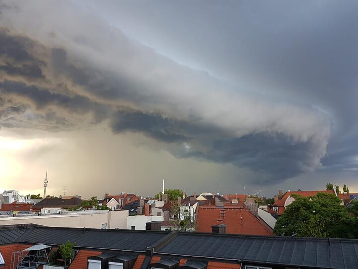 Spektakulär sah der Himmel am Mittwochabend über München aus. Ein Gewitter hatte sich über der Stadt entladen.