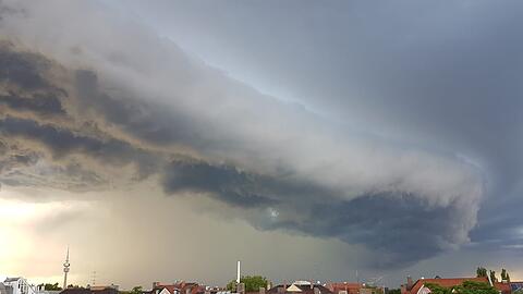 Spektakulär sah der Himmel am Mittwochabend über München aus. Ein Gewitter hatte sich über der Stadt entladen.