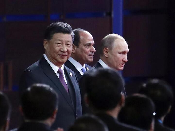 Gipfeleröffnung in Peking: Ägyptens Präsident Abdel-Fattah El-Sisi zwischen Gastgeber Xi Jinping (L) und Kremlchef Wladimir Putin.