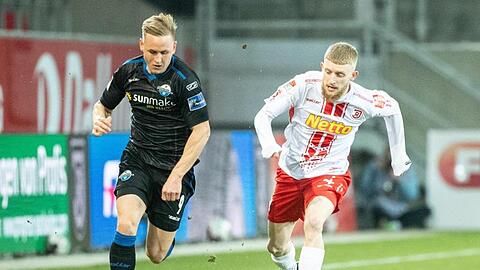 Kai Pröger von Paderborn und Jan-Niklas Beste von Regensburg (l-r.) im Zweikampf um den Ball.