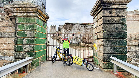 Wolfgang Bär jubelt: Er ist mit seinem E-Bike im spanischen Tarifa angekommen und hat somit das Ziel seiner Tour erreicht.