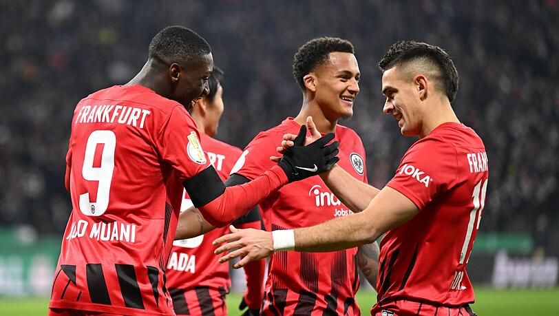 Die Spieler von Eintracht Frankfurt bejubeln einen Treffer gegen SV Darmstadt 98.
