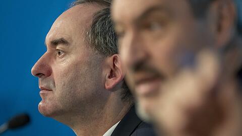 Am Montag entscheidet sich ihr Schicksal als Koalitionspartner: CSU-Chef Markus Söder (r.) und Hubert Aiwanger, Vorsitzender der Freien Wähler.
