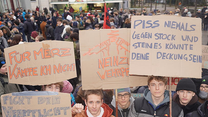 Mit Schildern und Stimme: Jugendliche demonstrieren für ihre Überzeugungen.