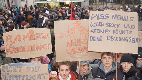 Mit Schildern und Stimme: Jugendliche demonstrieren für ihre Überzeugungen.
