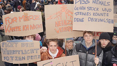 Mit Schildern und Stimme: Jugendliche demonstrieren für ihre Überzeugungen.