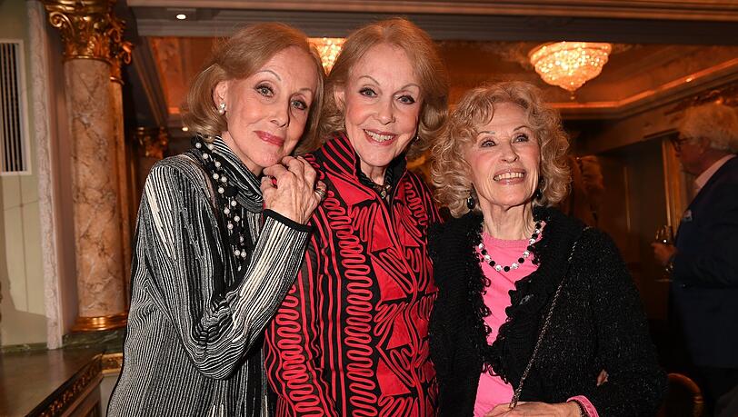 Waren jahrelang enge Freundinnen: Alice und Ellen Kessler mit Bibi Johns (r.) bei der Feier zu Peter Kraus&rsquo; 80. Geburtstag in Schuhbecks "S&uuml;dtiroler Stuben" in M&uuml;nchen im Jahr 2019.
