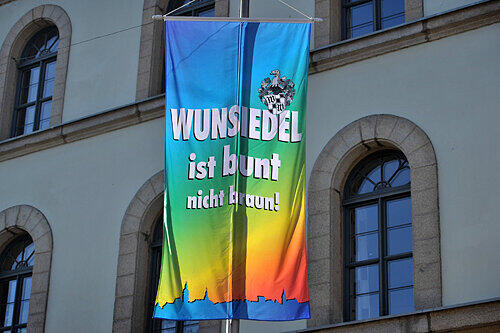 Wunsiedel zeigt Flagge gegen rechts.