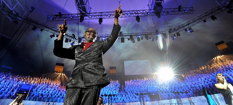 Ein Lied, ein Dirigent und 1198 Sänger. Beim Song "Hold on" dirigiert Mano Ezoh den Gospelchor in der Münchner Olympiahalle zum Weltrekord.