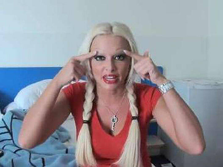 Daniela Katzenberger erklärt einem Fan wie er zu ihrem Karnevals-Double wird