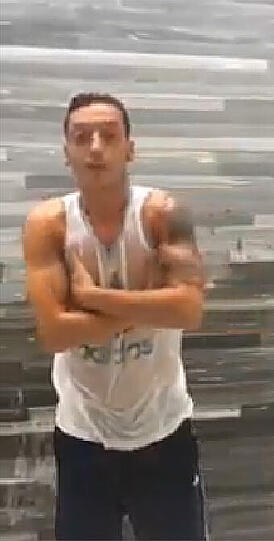 Mesut Özil bei der Ice Bucket Challenge: Er nominiert Freundin Mandy Capristo!