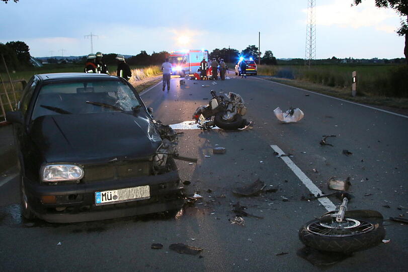 Schwerer Unfall: Ein Motorradfahrer krachte in ein entgegenkommendes Auto.