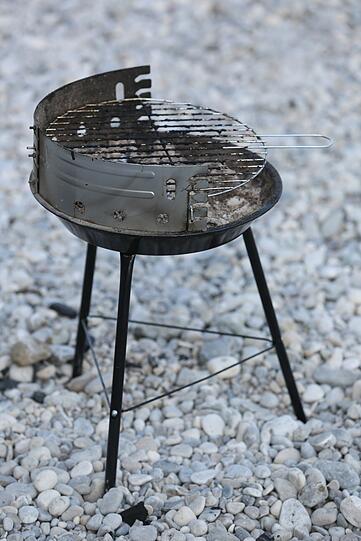 Eigentlich kein Einweg-Grill, aber anscheinend zu günstig. Sonst hätten ihn die Griller wohl nicht einfach stehengelassen.