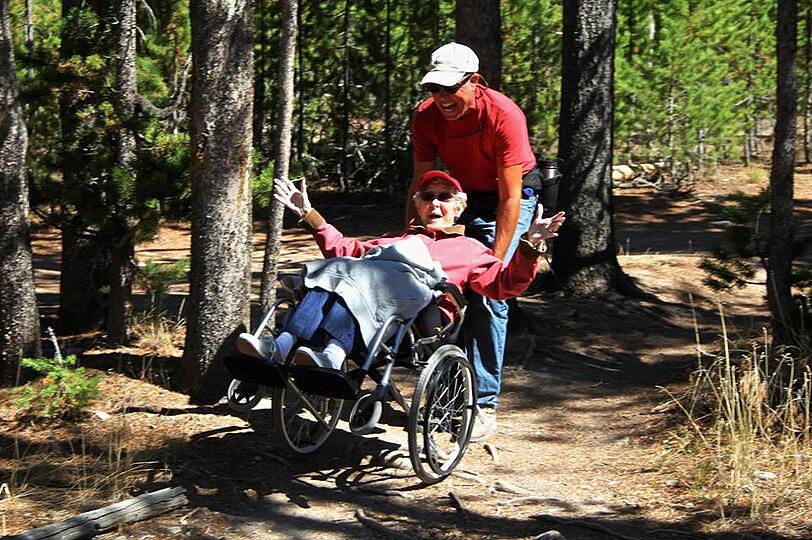 &bdquo;Wir sind nicht sicher, ob hier schon einmal ein anderer Rollstuhl unterwegs war&ldquo;, heißt es zu den Bildern im Yellowstone National Park im Nordwesten der USA.