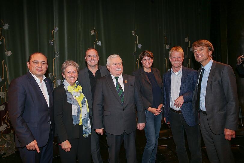 Basil Kerski, Gisela Stuart, Michael Schilling, Lech Walesa, ClaudiaStamm, Reiner Hoffmann und Michael Thoss (v.l. n.r.).